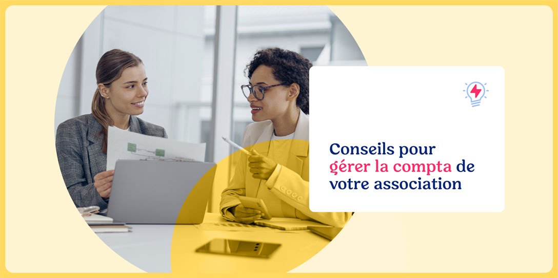 Deux femmes échangeant des conseils sur la gestion comptable d'une association devant un ordinateur.