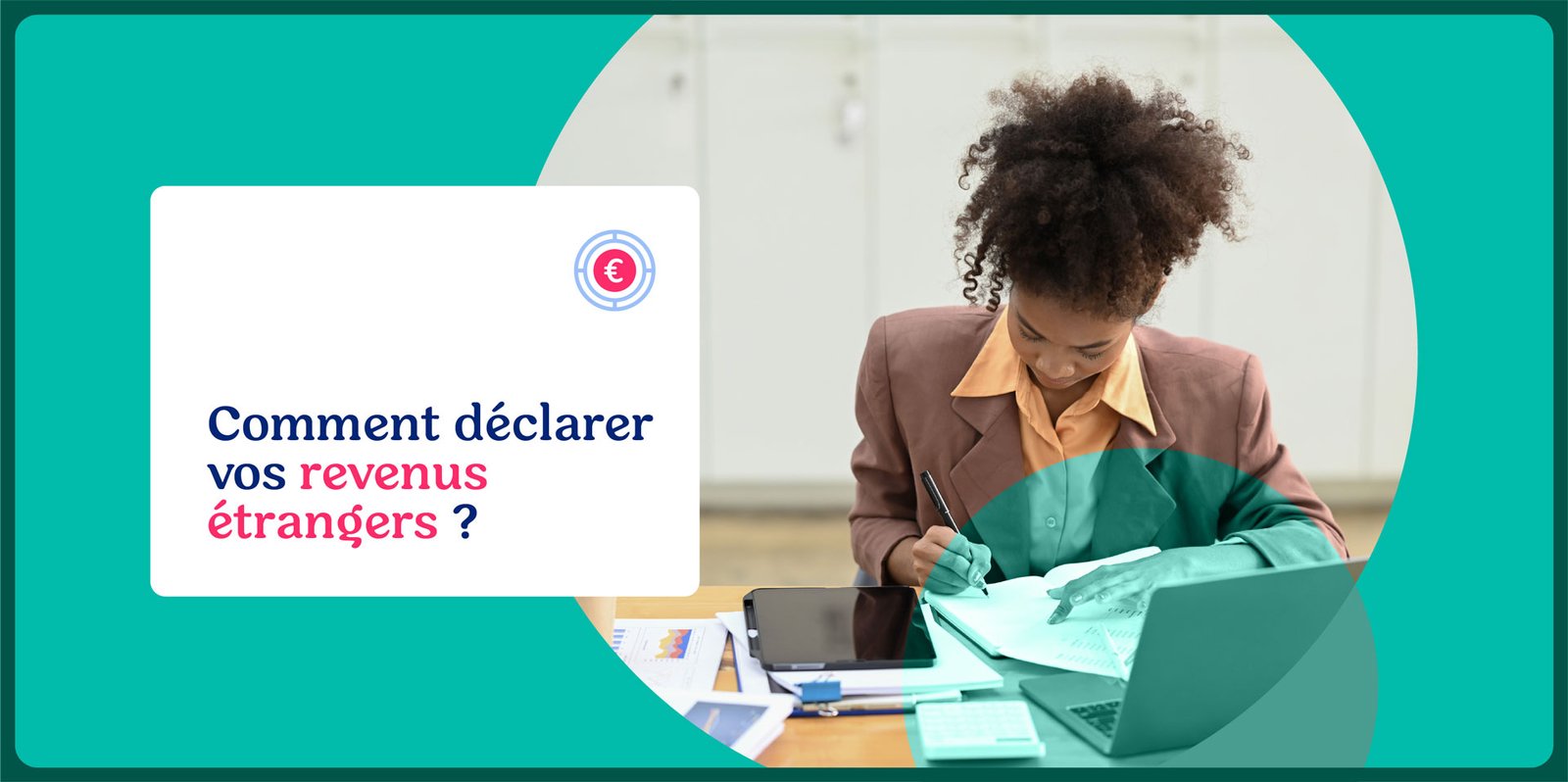 Femme remplissant des documents fiscaux pour la déclaration de revenus étrangers, avec ordinateur portable et formulaires.