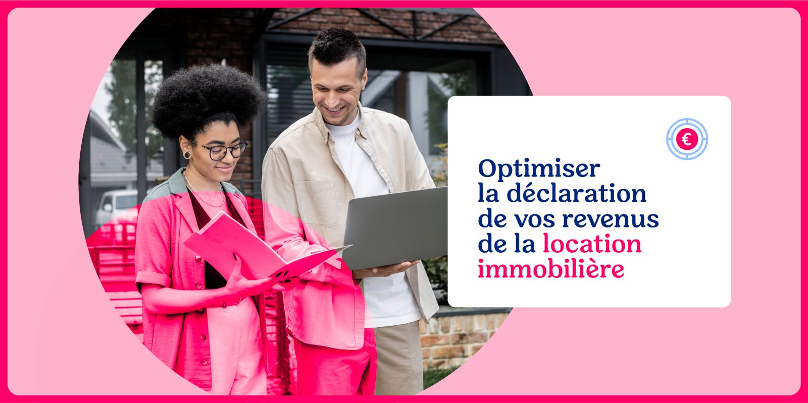 Deux personnes consultant un ordinateur et un dossier devant une maison, en contexte de gestion locative.