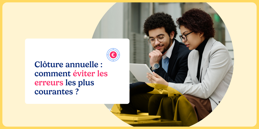 Deux professionnels consultent une tablette pour préparer la clôture annuelle comptable en évitant les erreurs.