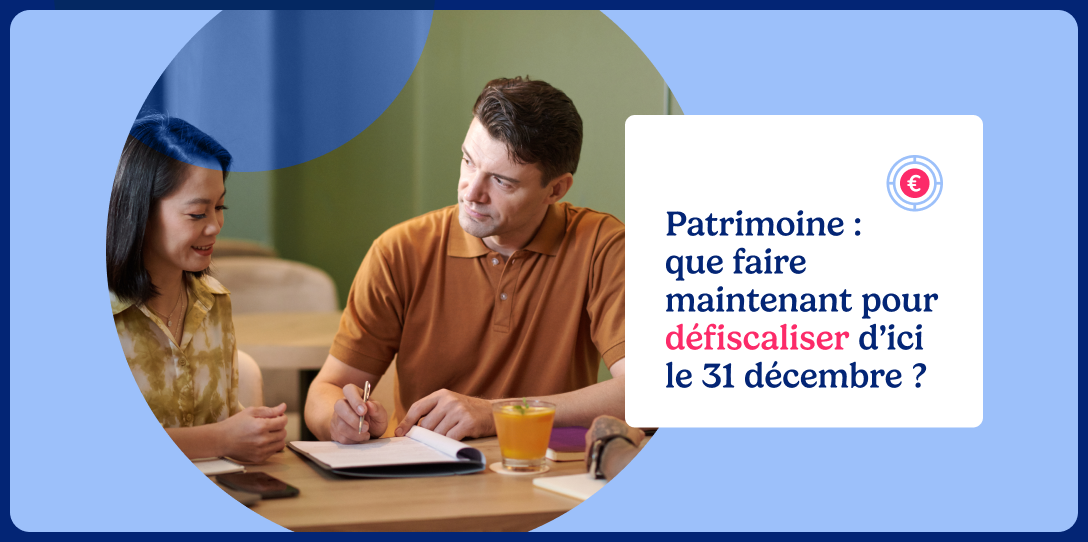 Un conseiller fiscal échange avec une cliente autour d’un dossier patrimonial, avec un verre de jus sur la table – accompagnement personnalisé pour défiscaliser avant le 31 décembre.