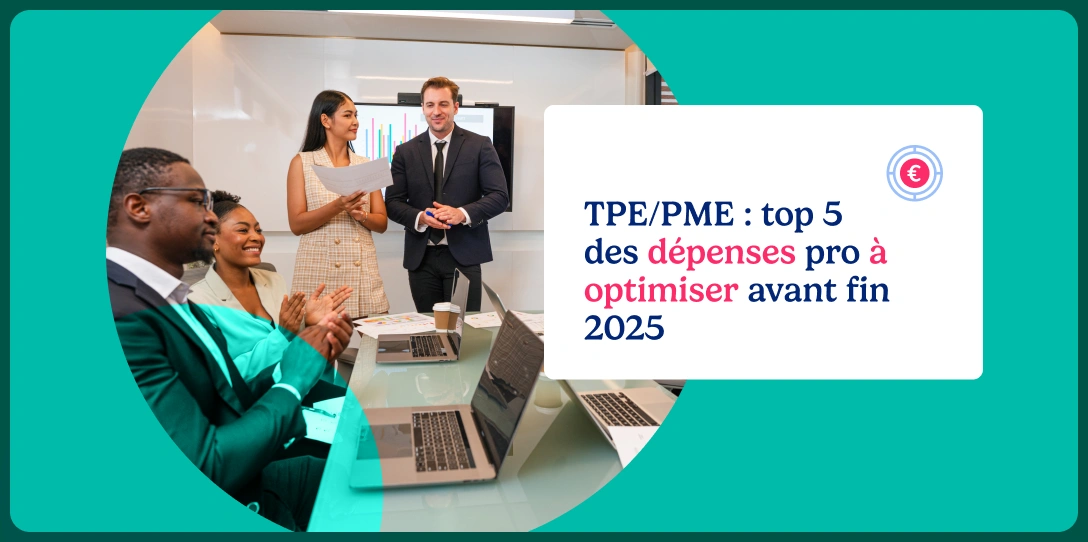 Quatre professionnel·les en réunion autour d'une table avec ordinateurs portables, discutant d’un graphique projeté à l’écran – optimisation des dépenses en entreprise.